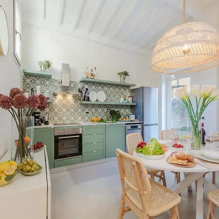 Charming With A Secret Garden Apartment *