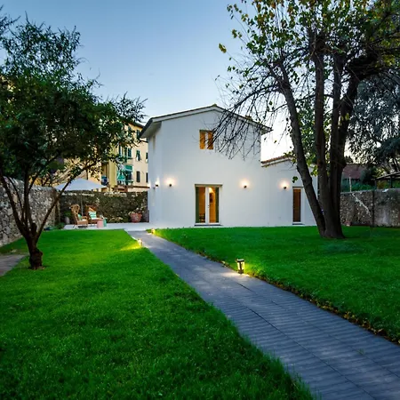Apartment Charming With A Secret Garden