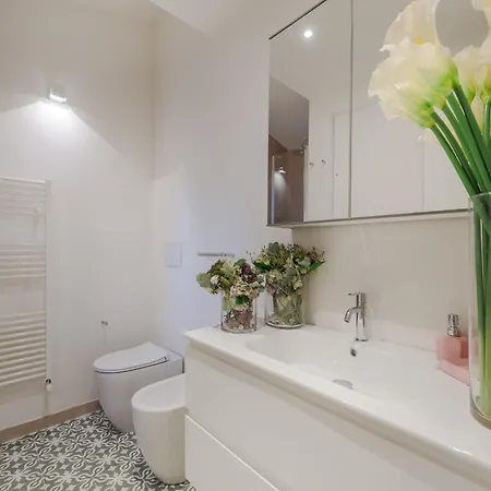 Charming With A Secret Garden Apartment *